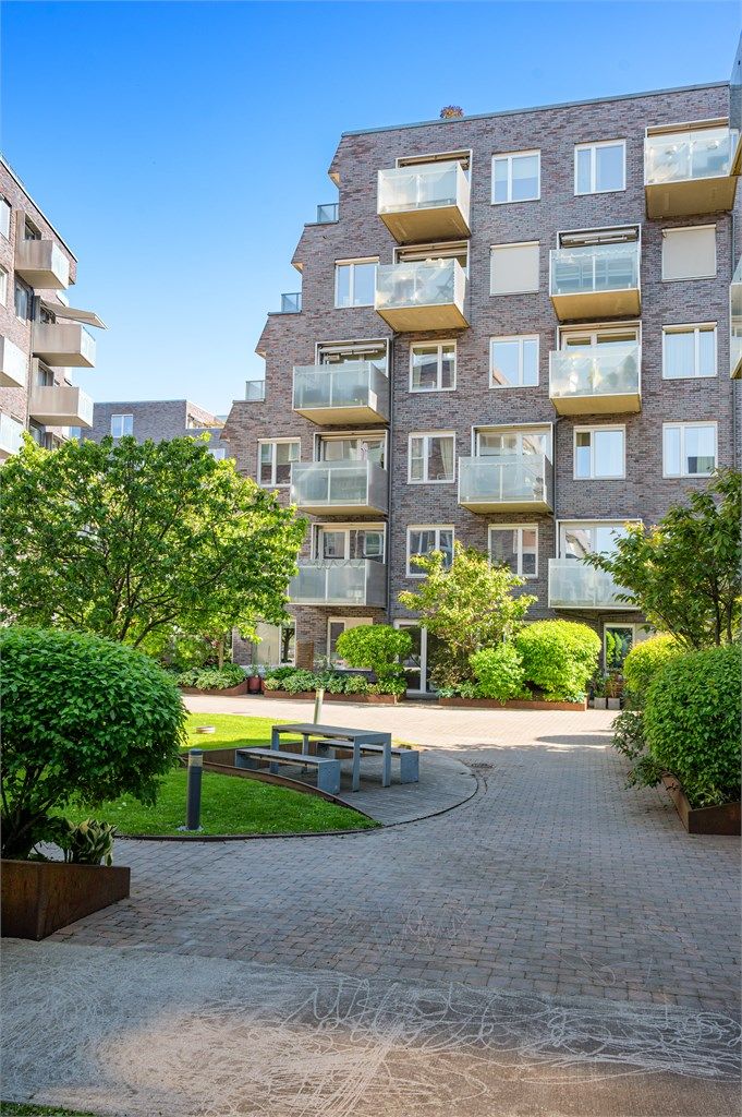 Her leker barn i stille og rolige omgivelser uten trafikk, med fjordbyen og alt av fasiliteter rett rundt hjørnet.