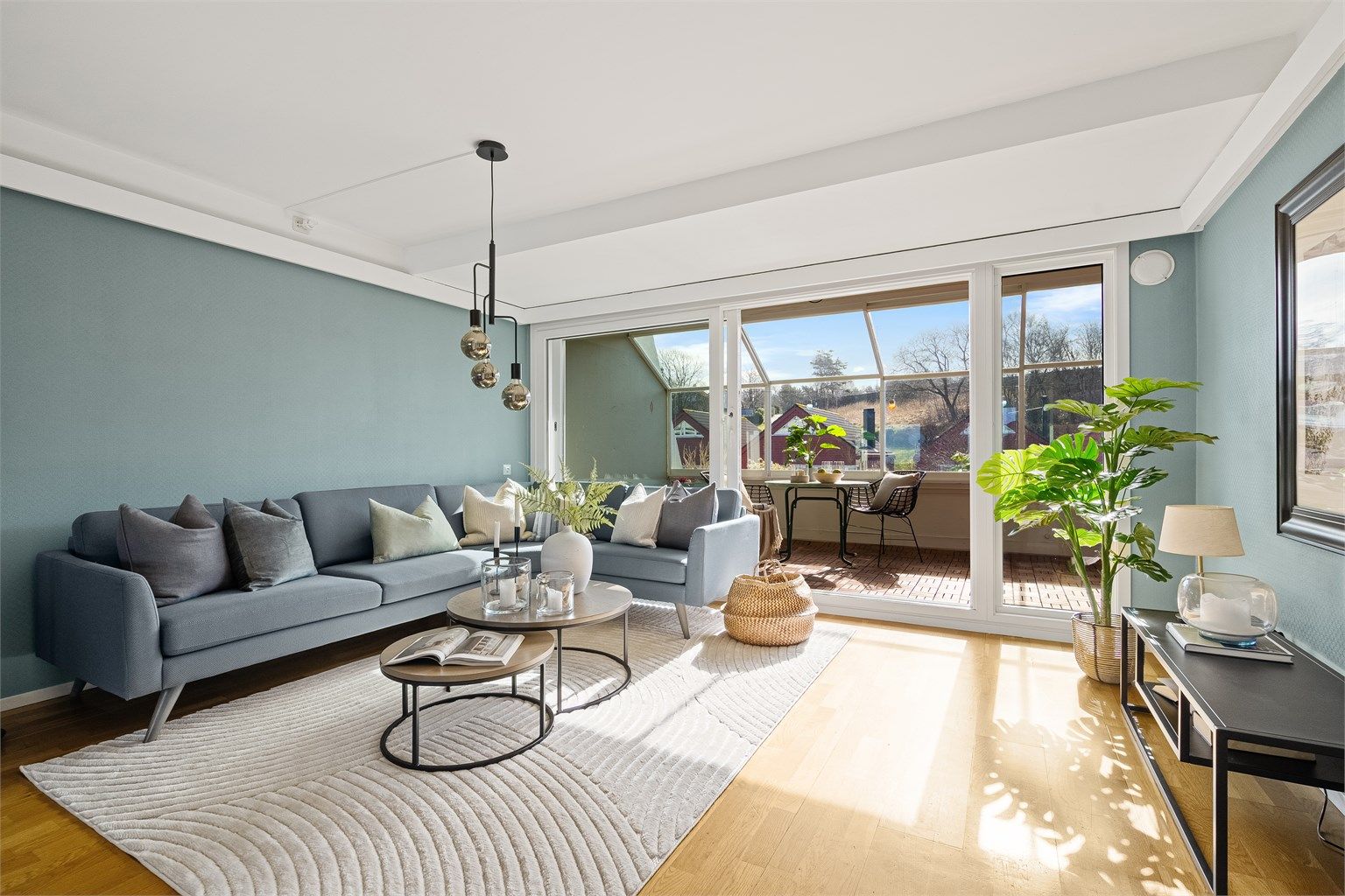 Videre fra gang kommer man inn til åpen stue med gode vindusflater som gir godt lysinnslipp.