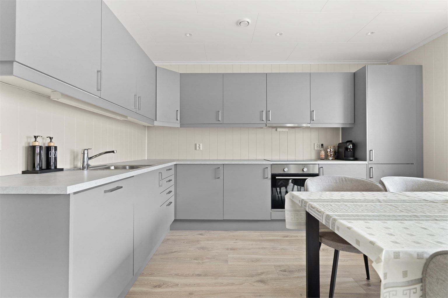 Lyst og innbydende kjøkken. 