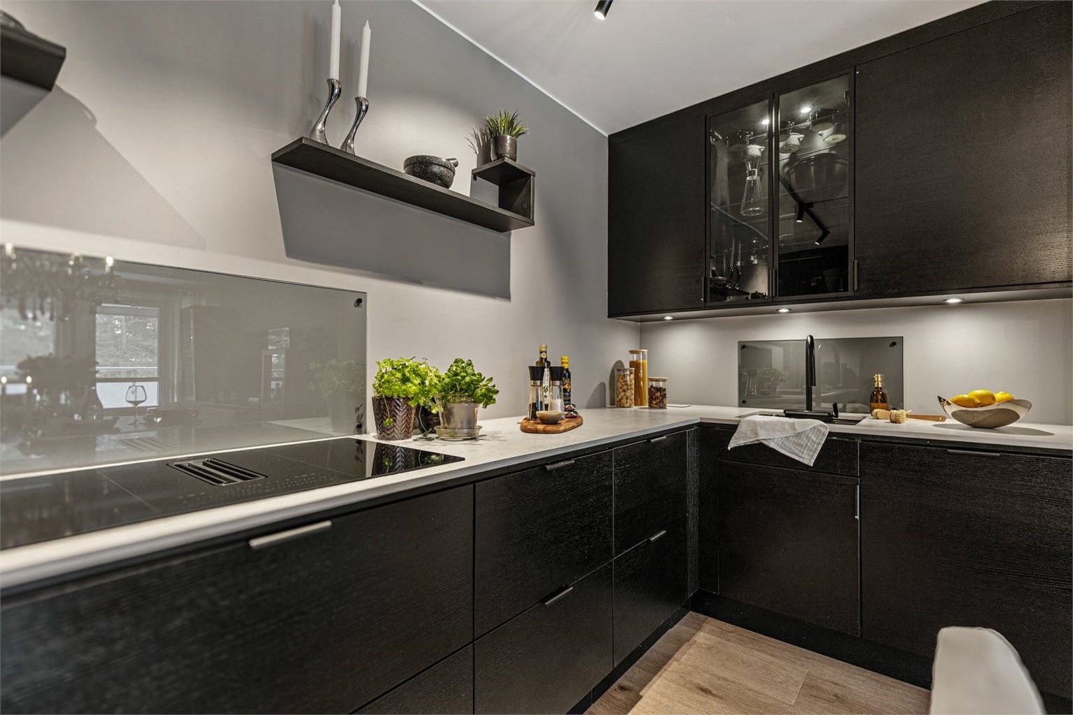 Benkeplaten i keramikk er både robust og elegant, med en praktisk underlimt vaskekum.