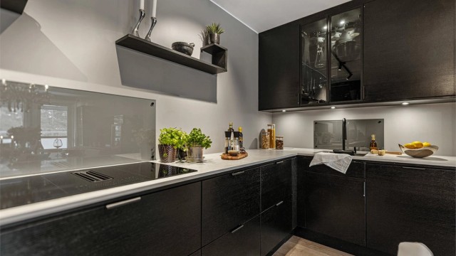 Benkeplaten i keramikk er både robust og elegant, med en praktisk underlimt vaskekum.