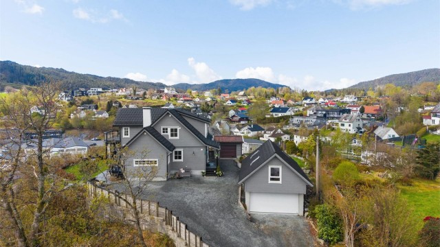 Svært gode parkeringsforhold med både enkel og dobbel garasje, samt god biloppstillingsplass på selve tomten