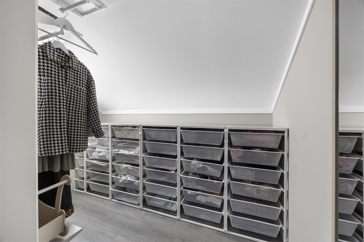 Boligen har totalt tre boder for god lagringskapasitet. I en av bodene er også sentralstøvsuger og ventilasjonsaggregat plassert.