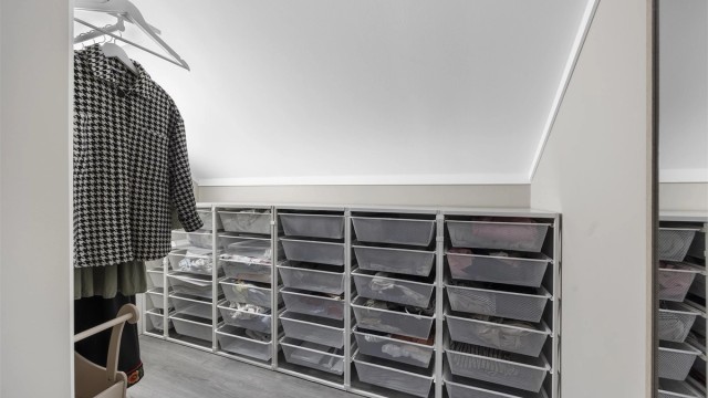 Boligen har totalt tre boder for god lagringskapasitet. I en av bodene er også sentralstøvsuger og ventilasjonsaggregat plassert.