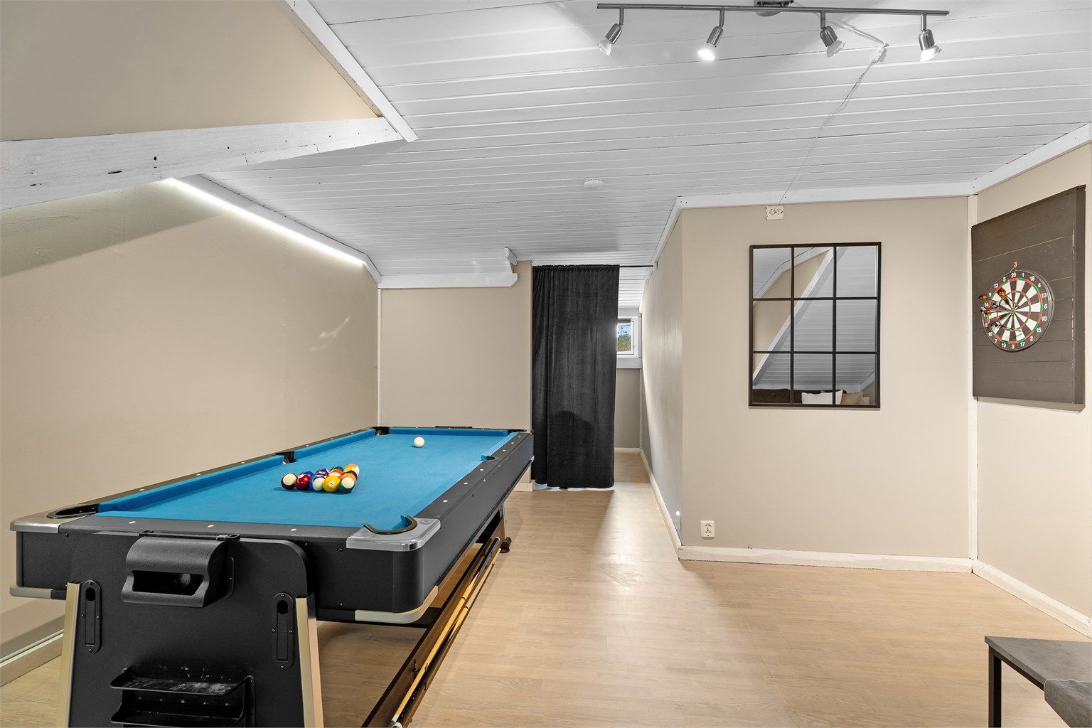 Bak gardinen er det mulig å oppbevare bl.a. treningsutstyr. 