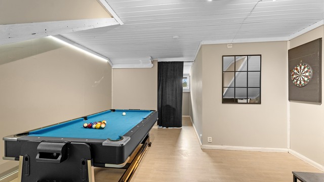 Bak gardinen er det mulig å oppbevare bl.a. treningsutstyr.