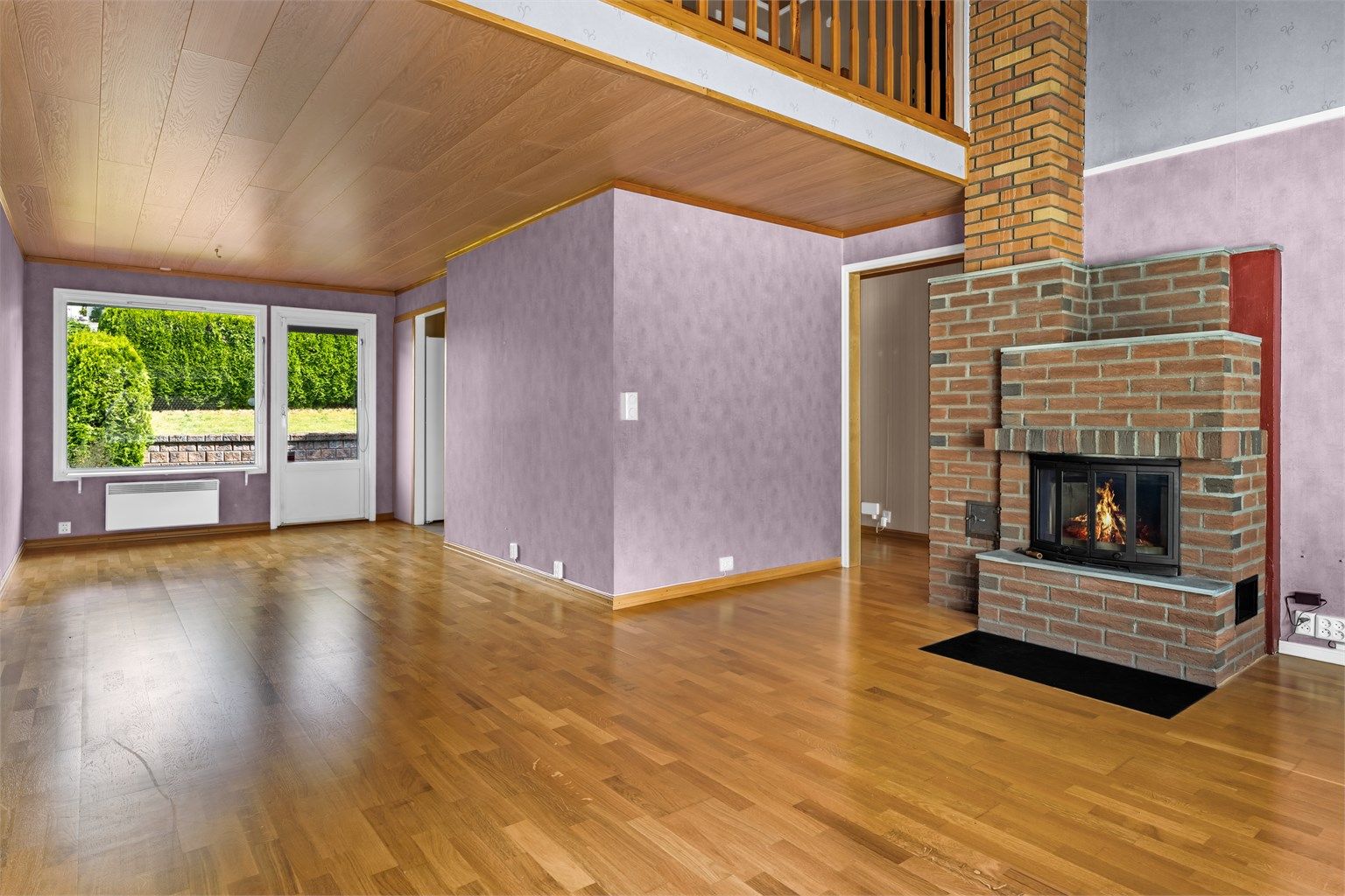 Stuen har store vinduer som slipper inn rikelig med lys.