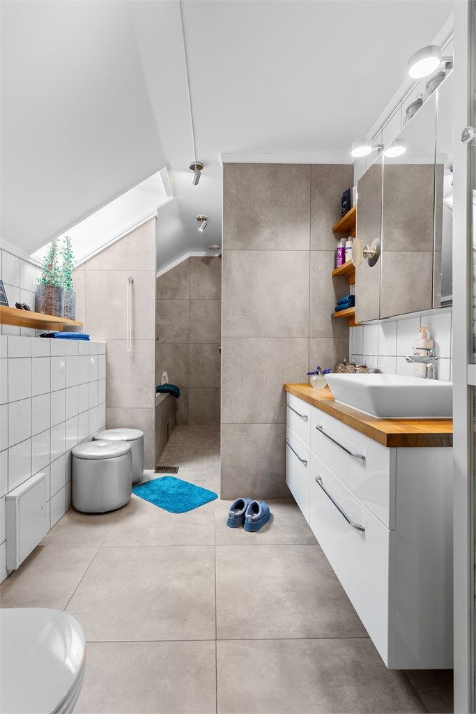 Hovedbadet er utstyrt med både dusjnisje og badekar. 