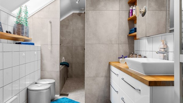 Hovedbadet er utstyrt med både dusjnisje og badekar.