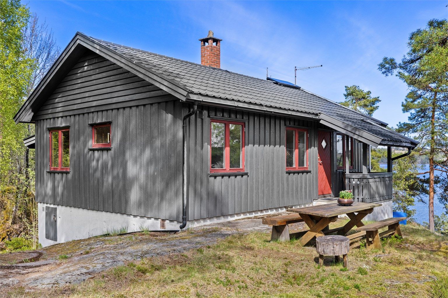 Hytta er bygget på fjell og er oppført på grunnmur av både betong pg leca, bindingsverksvegger som er isolerte. Saltakskonstruksjon med takbelegg av taksteinsplater i metall. 