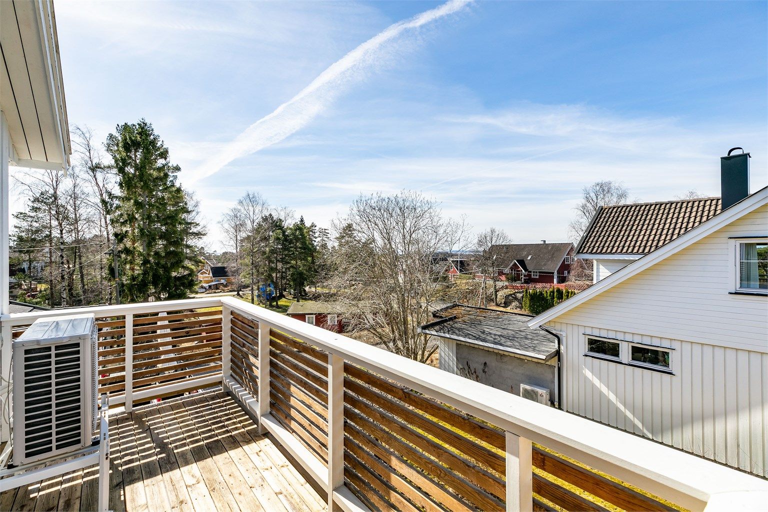 Solforholdene på eiendommen er meget gode. Det er i tillegg sjøgløtt å se både på altanen og på terrassen under. Fotograf; Børge Oppegård.