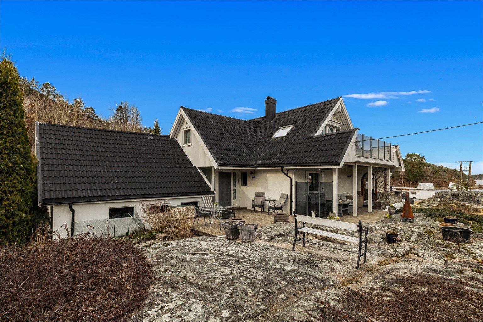 UNDER ÅPEN HIMMEL. Kroken ved inngangspartiet er det lunt uteområde.