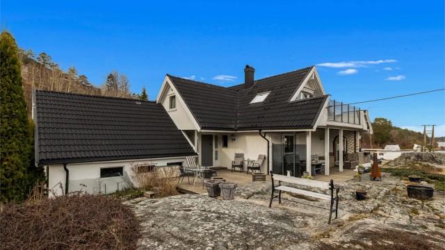 UNDER ÅPEN HIMMEL. Kroken ved inngangspartiet er det lunt uteområde.