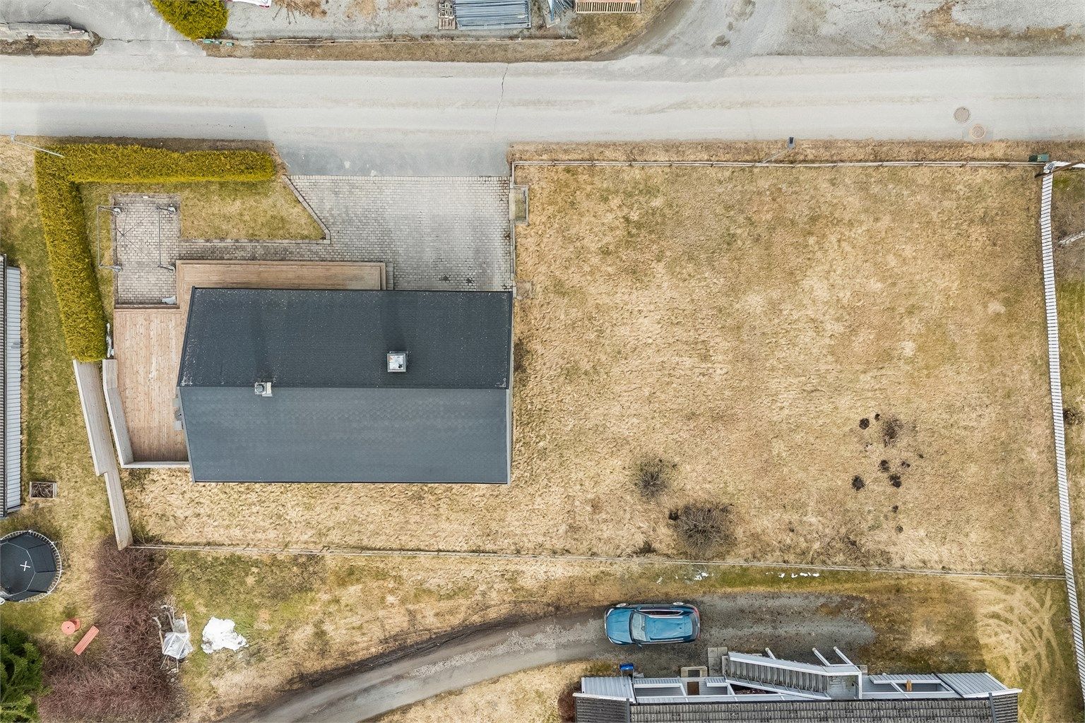 Svært romslig tomt med mange muligheter.