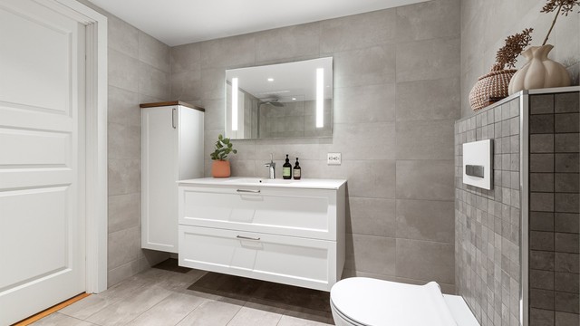 God oppbevaringsplass i vegghengt baderomsmøbel og i den brede servantinnredningen