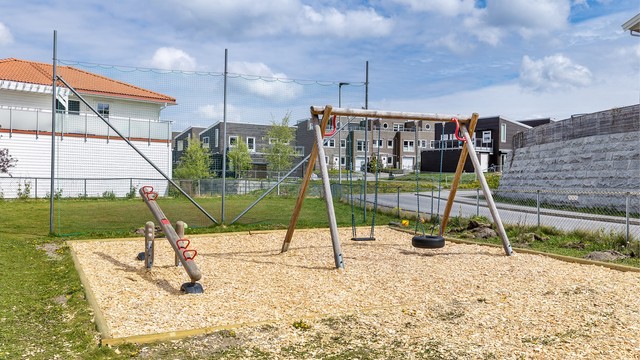 Lekeplass på feltet.