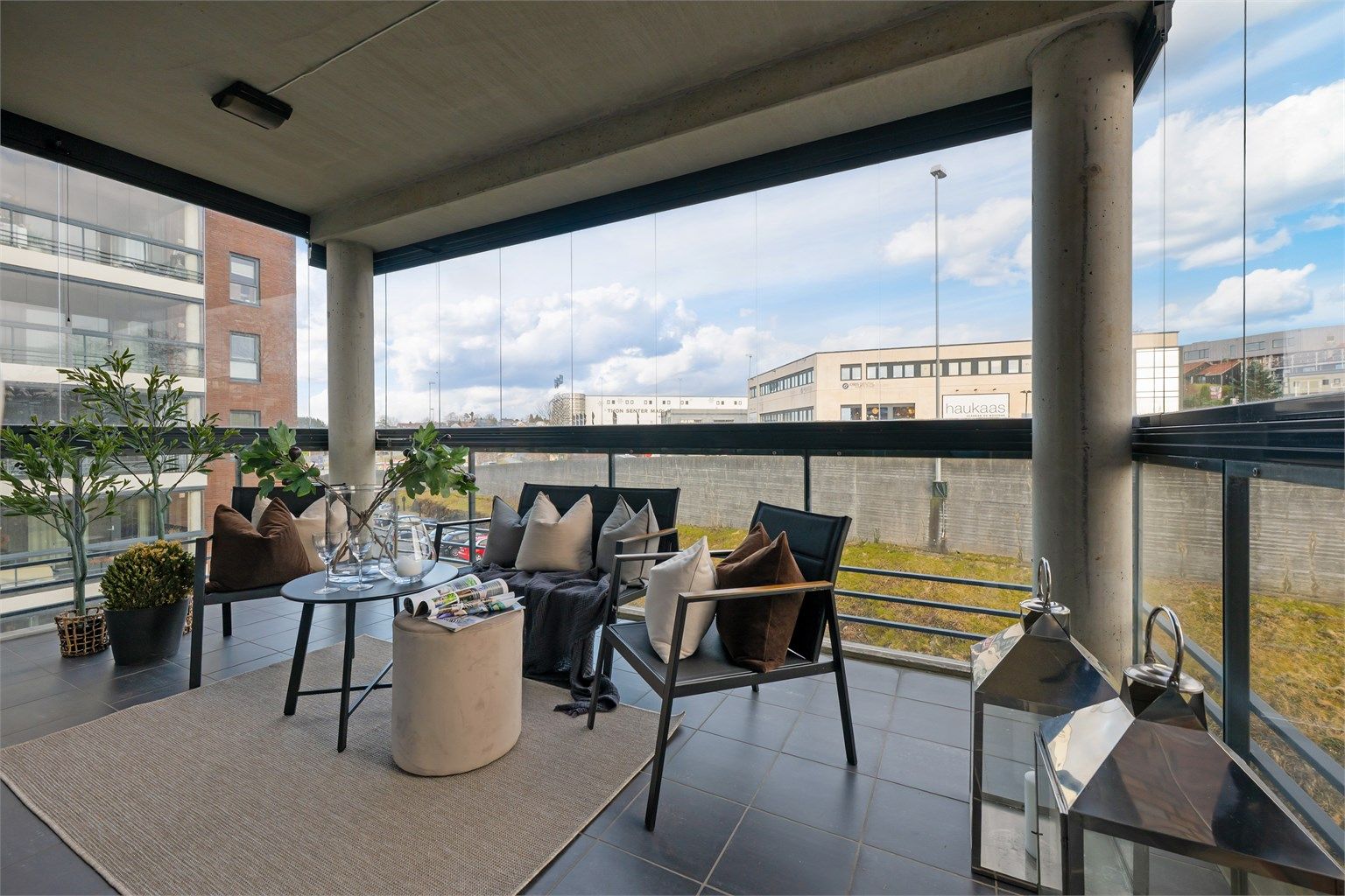  Innglasset balkong på 11 kvm mot øst, med god plass til hagemøbler. Leiligheten er ledig for innflytting nå. ( Foto: John Mossig)