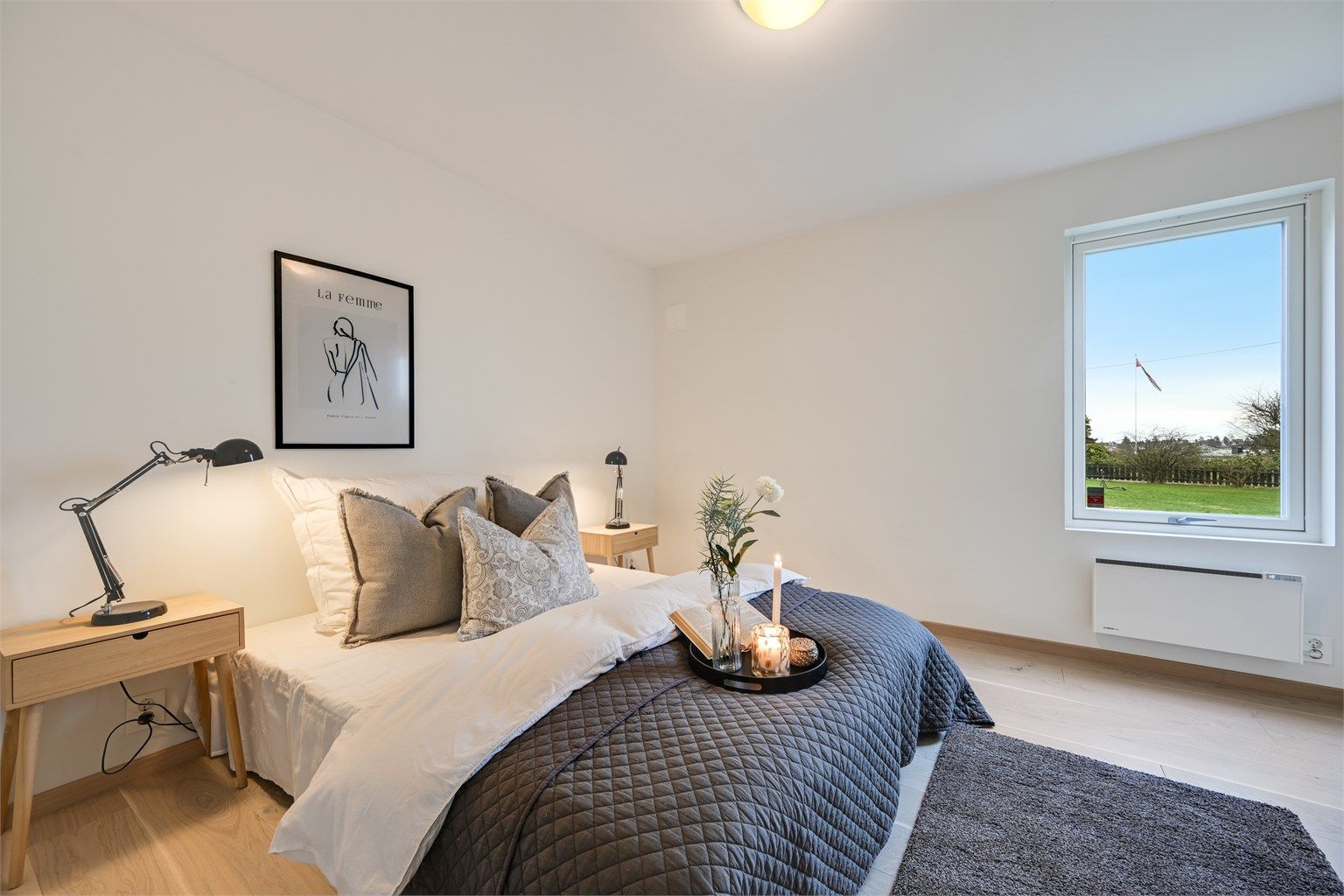 Rommet har god plass til seng og nattbord.