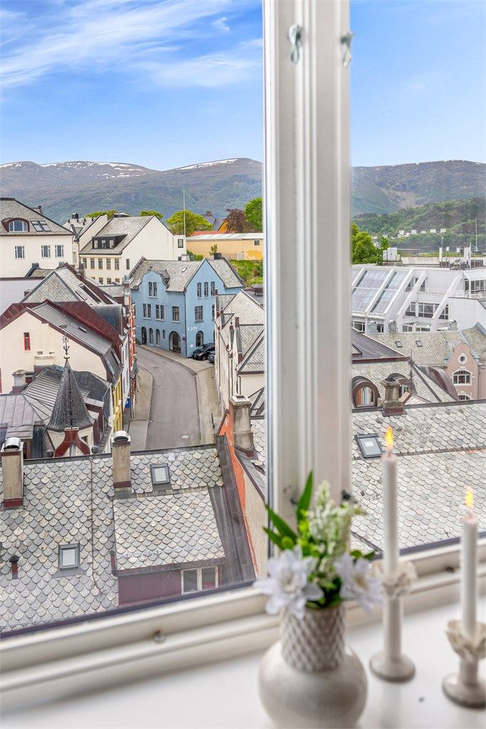 Leiligheten byr på flott utsikt over byens tak og fjellene rundt.