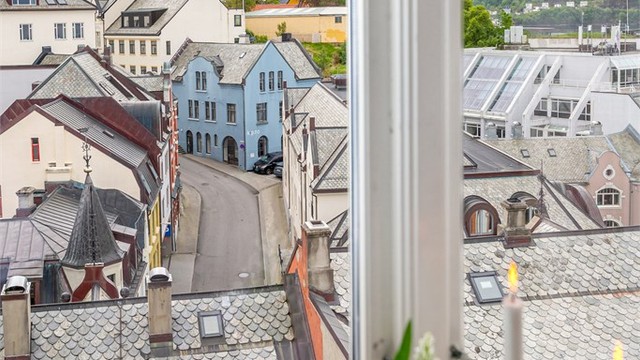 Leiligheten byr på flott utsikt over byens tak og fjellene rundt.