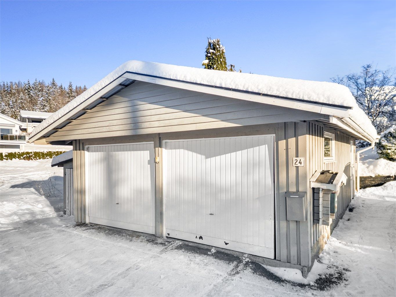 Med boligen følger en garasjeplass og en disponibel carport