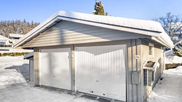 Med boligen følger en garasjeplass og en disponibel carport