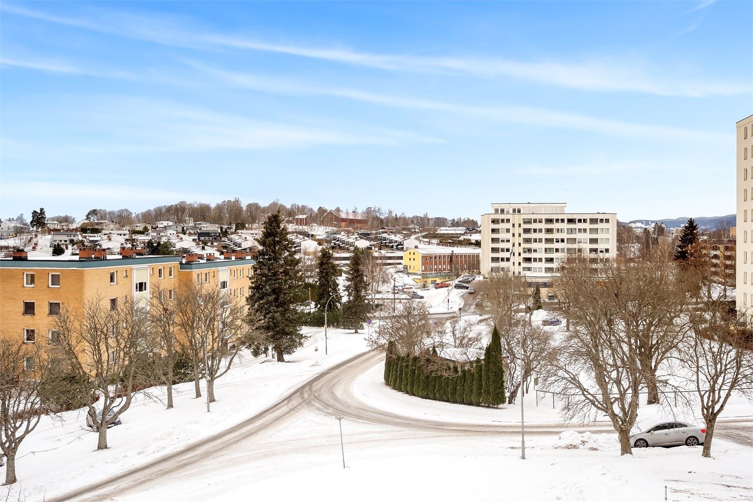 Området byr på nærhet til både servicetilbud og turstier. T-banestasjonen på Skøyenåsen ligger knappe 100 meter unna.