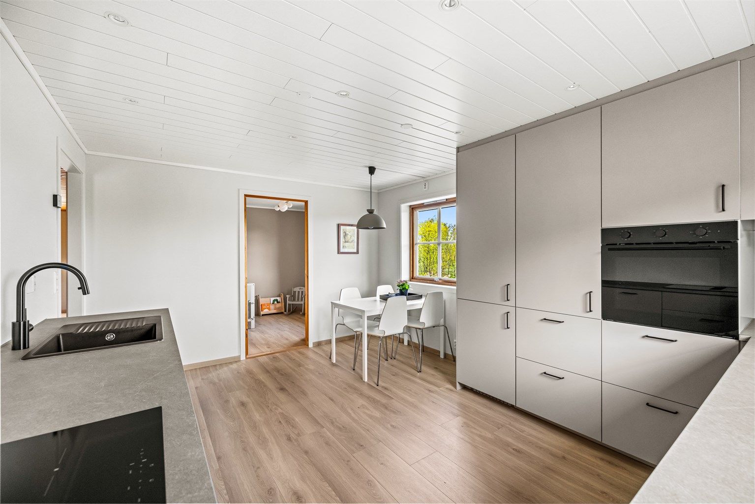 Innredningen fra Ikea inkluderer stekeovn i arbeidshøyde.