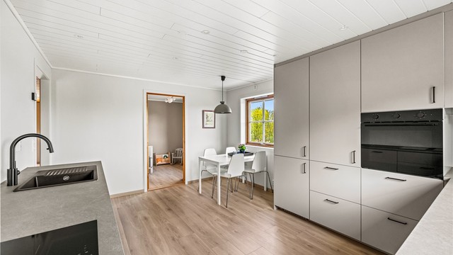 Innredningen fra Ikea inkluderer stekeovn i arbeidshøyde.
