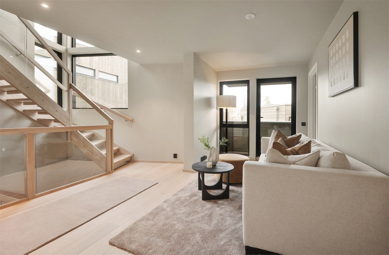 Fra stuen er det utgang til en egen balkong på 5 m².