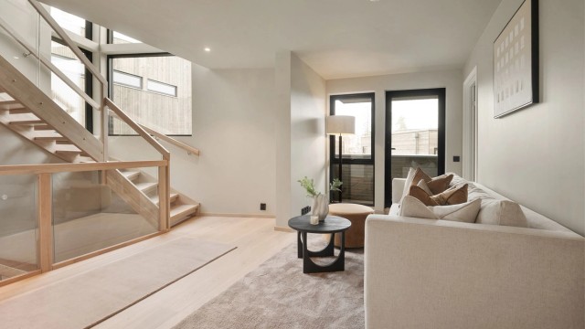 Fra stuen er det utgang til en egen balkong på 5 m².