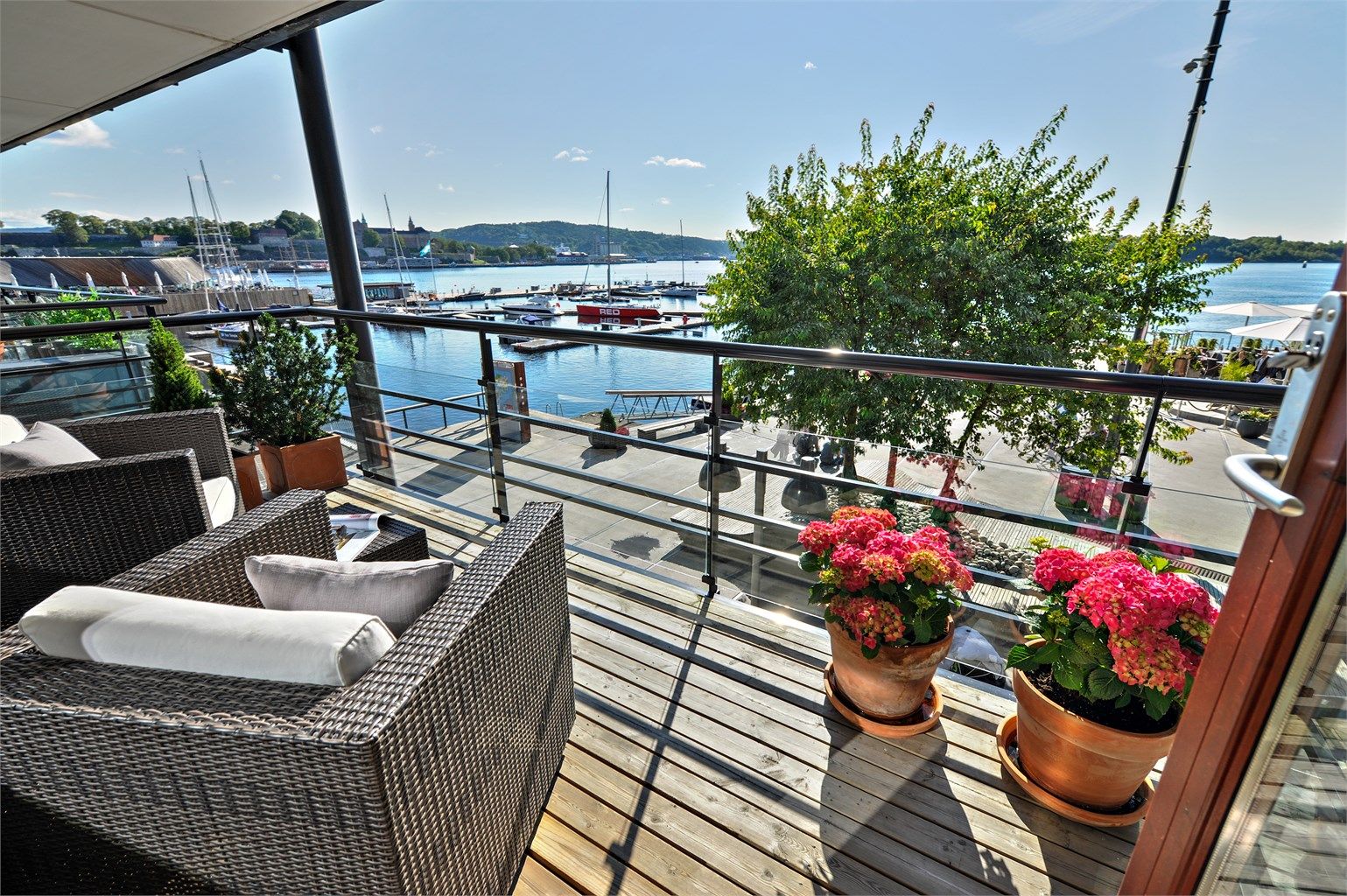 Nydelig fjordutsikt fra balkongen. Utemøbler på dette bilde medfølger ikke.