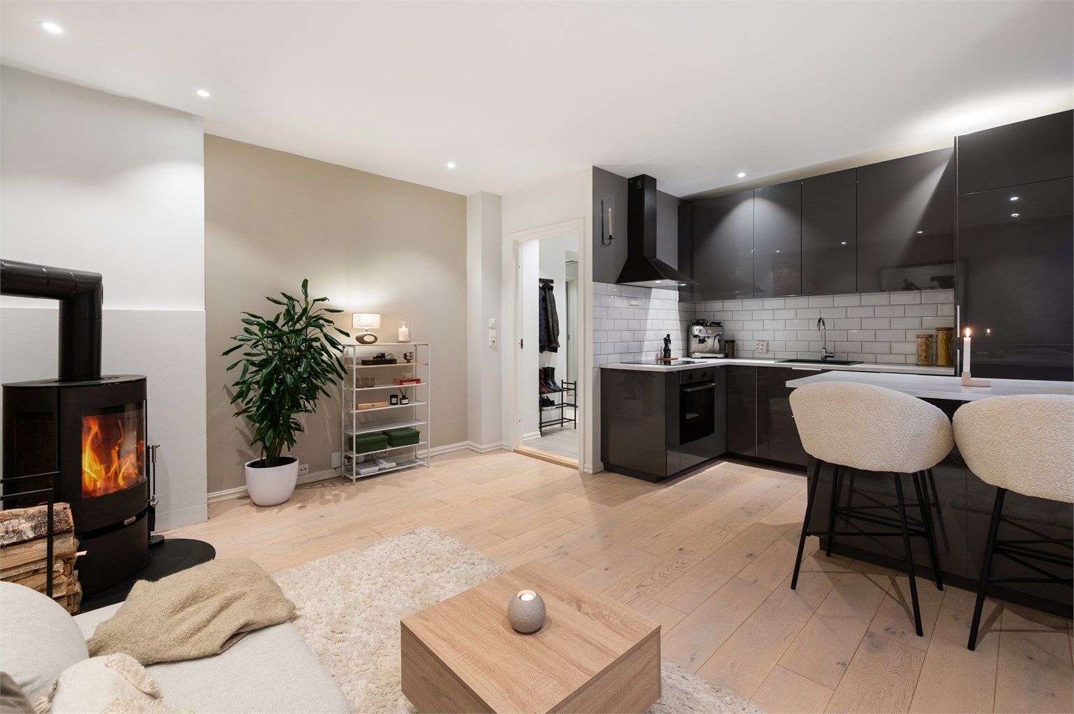 En lekker og innbydende leilighet med velholdte og tidløse overflater, en god planløsning og sentral beliggenhet på populære Grünerløkka.