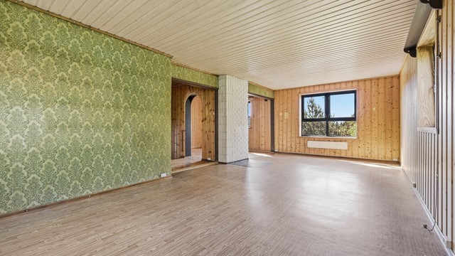 Stuen har god plass til både sofagruppe og spisebord.