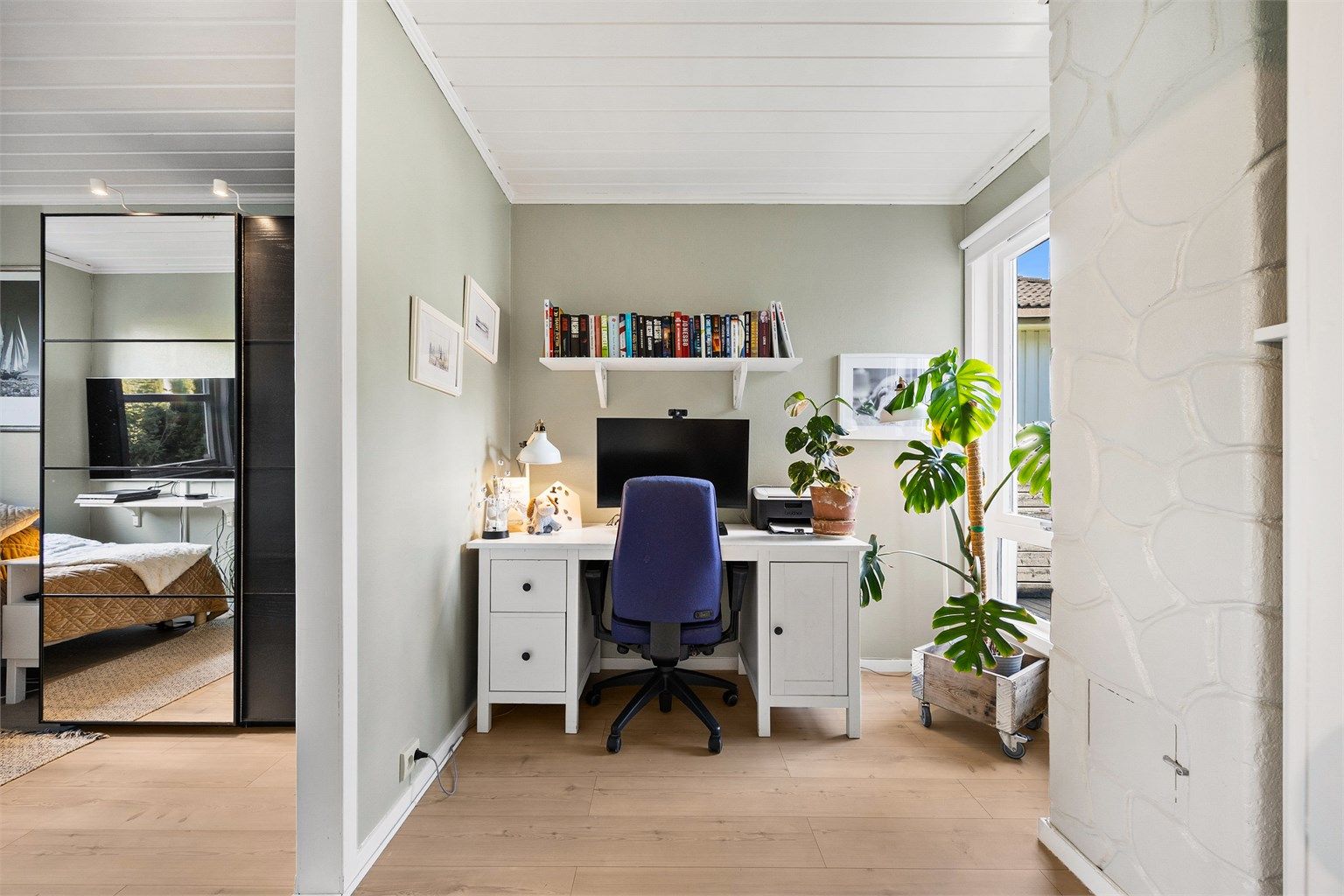 Et av rommene i underetasjen er i dag innredet som kontor.