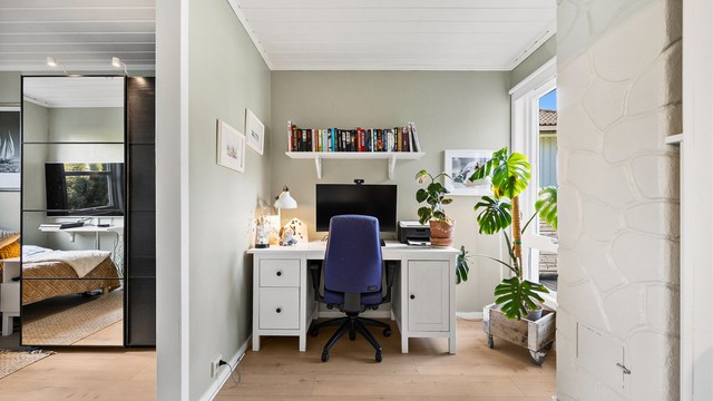 Et av rommene i underetasjen er i dag innredet som kontor.