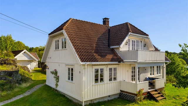 Hyggelig tun bak boligen med stor garasje, verksted og anneks.