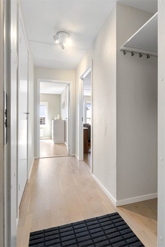 Entré i hoveddel ønsker velkommen med nyslipte parkettgulv i hele i leiligheten.