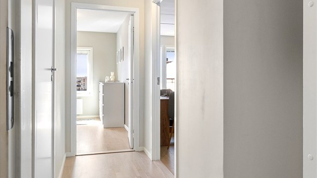 Entré i hoveddel ønsker velkommen med nyslipte parkettgulv i hele i leiligheten.