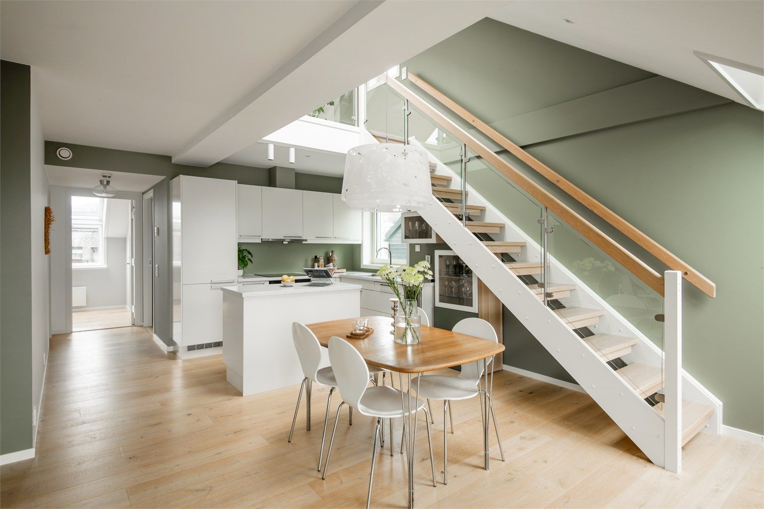 En stilren toppleilighet fra 2016 som strekker seg over to plan med gjennomgående høy standard.