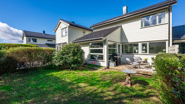 Fint, oppusset og innholdsrikt rekkehus med god planløsning og gjennomgående god standard. Blant annet 3 soverom, nytt bad fra 2025, gjestewc.