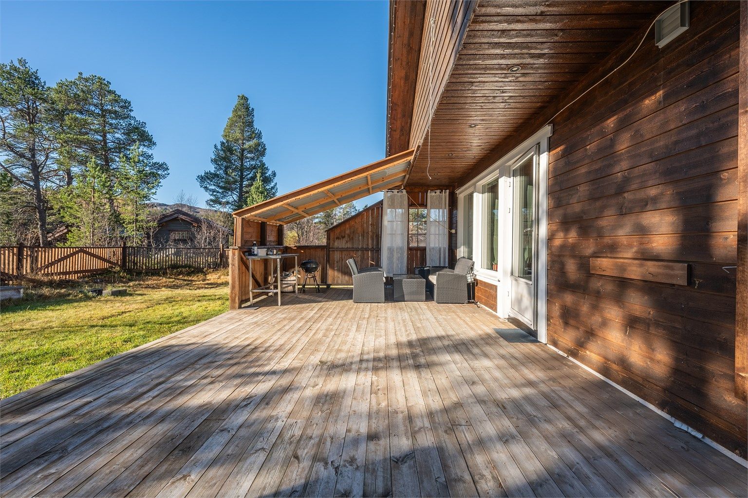 Solrik og usjenert terrasse og hage.