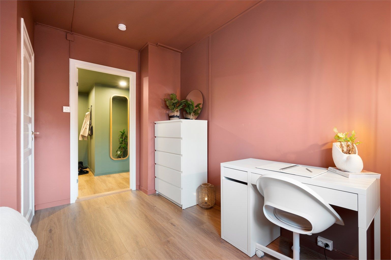 På dette soverommet er det egen bod/garderoberom, hvor det er opplegg for vaskemaskin, dersom man ikke ønsker å benytte privat plass i vaskekjeller.