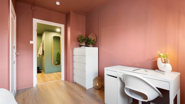 På dette soverommet er det egen bod/garderoberom, hvor det er opplegg for vaskemaskin, dersom man ikke ønsker å benytte privat plass i vaskekjeller.