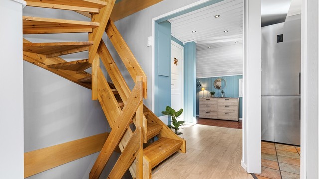 Midt i boligen er det trappeløp for adkomst til u.etg. og loftsetg.