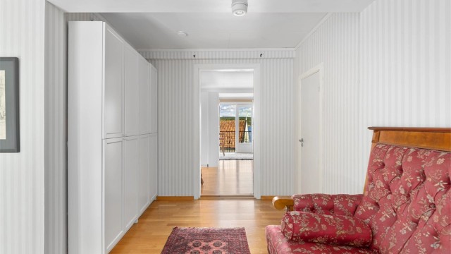 Romslig gang med plass til både oppbevaring og sittegruppe