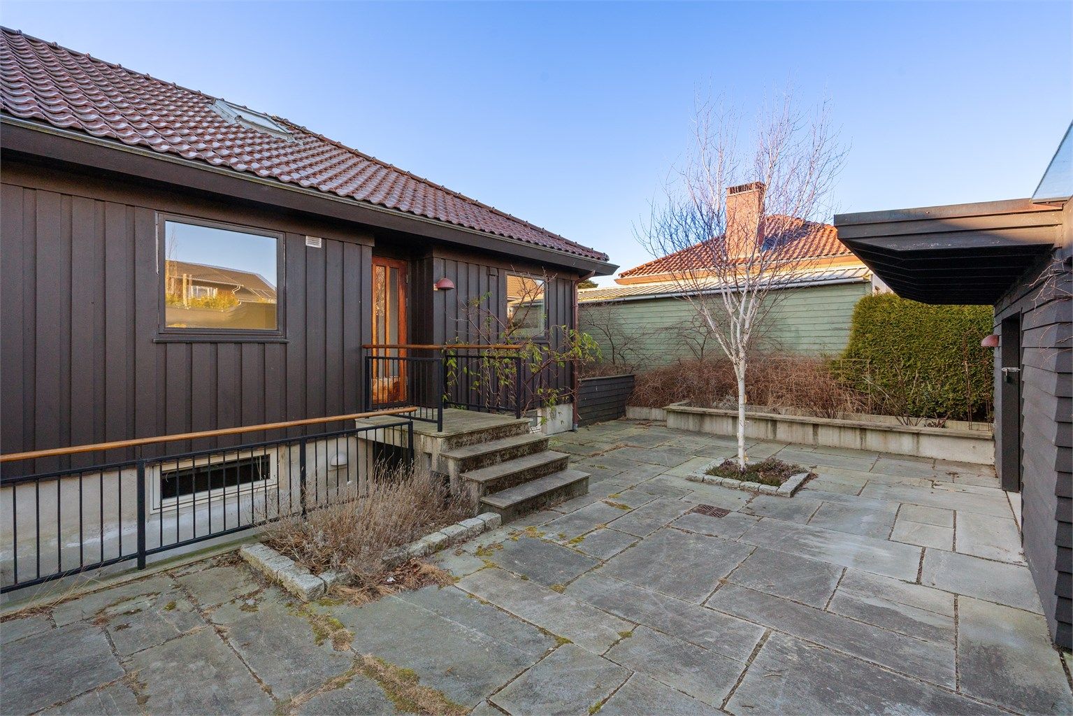 Kobbertak på carport og utebod, samt takrenner i kobber.