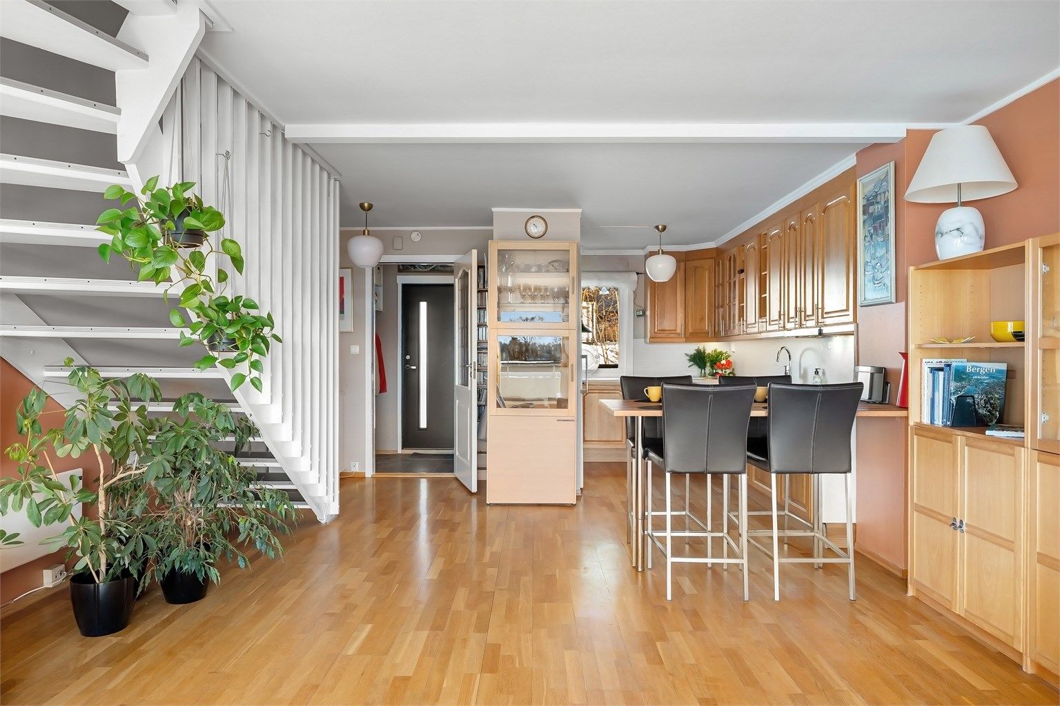 Kjøkkenet fra Marbodal har en stilren, åpen løsning med profilerte fronter og en laminert benkeplate som gir et moderne preg