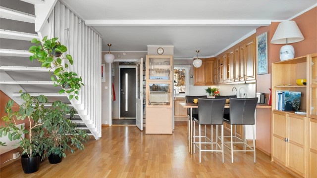 Kjøkkenet fra Marbodal har en stilren, åpen løsning med profilerte fronter og en laminert benkeplate som gir et moderne preg