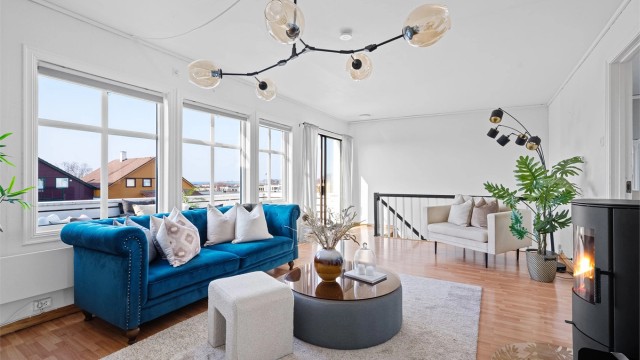 Lomviveien 82 er et innholdsrikt enderekkehus m/ 2 sov, 3 stuer, vaskerom, gjestewc. Solrike uteplasser, utsikt. Parkering på egen tomt.